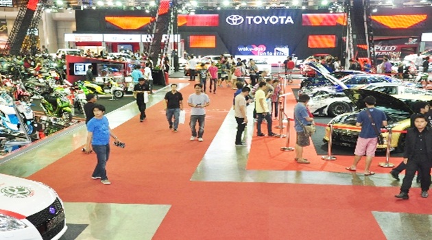 Bangkok araba fuarına, otomobil tutkunları akın etti