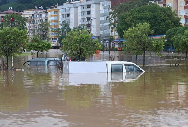 Artvin'de sel felaketi: 8 ölü