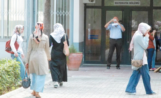 Uzaylı profesöre tepkiler sürüyor