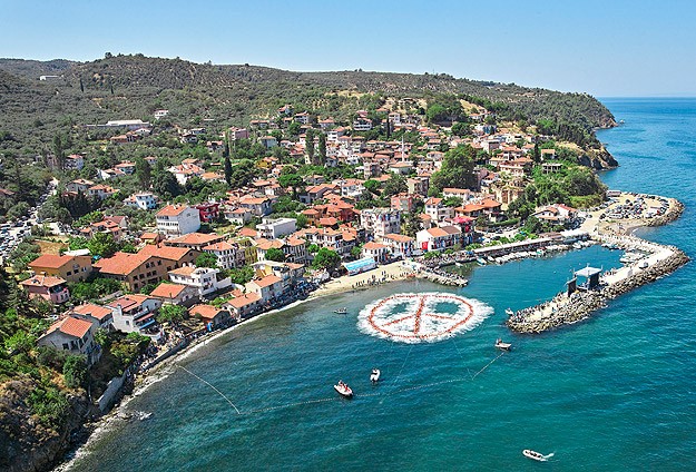 Su üzerinde 460 kişi ile 'Barış Sembolü' rekor denemesi