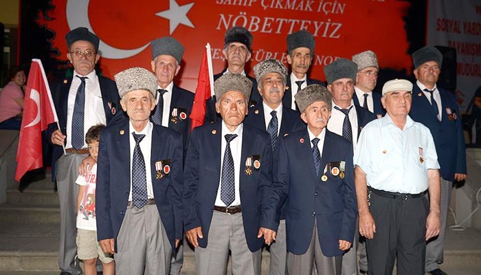 Kore ve Kıbrıs gazileri de 'demokrasi nöbeti'nde