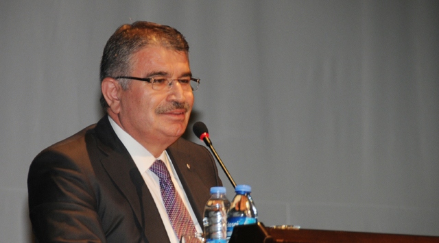 Şahin'den Anlamlı Şiir