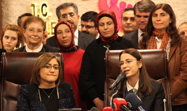 Fatma Şahin, devir teslim töreninde gözyaşlarına hakim olamadı