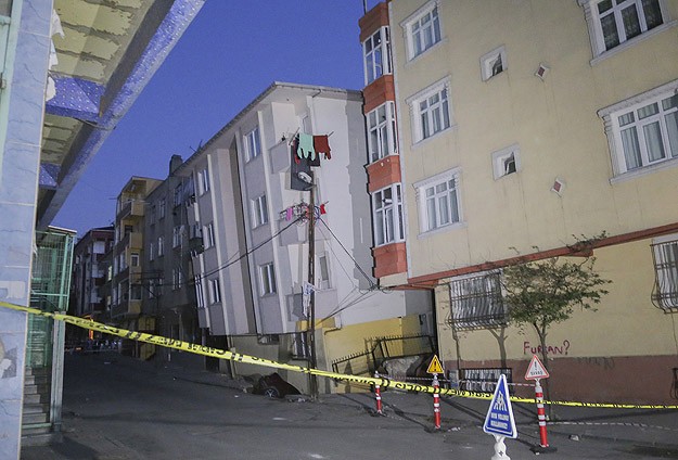 Gaziosmanpaşa'da 5 katlı bina yan yattı