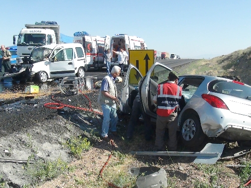 Aksaray-Adana yolunda feci kaza: 2 ölü, 1 yaralı