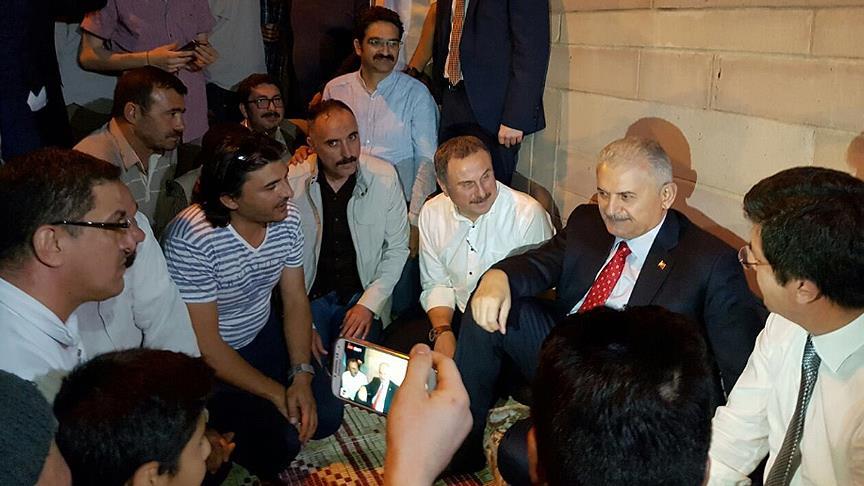 Başbakan Yıldırım 'demokrasi nöbeti'ndeki vatandaşlarla buluştu