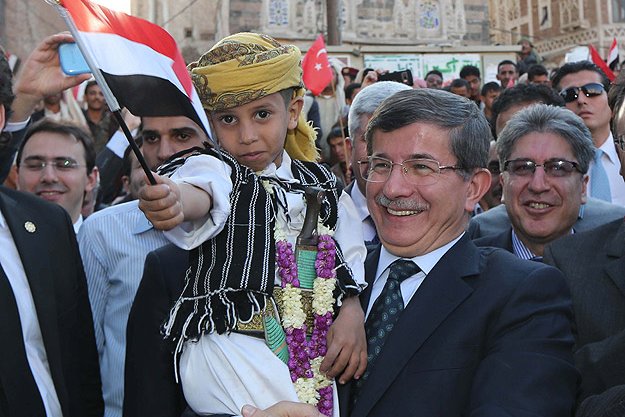 Davutoğlu'na Sana'da büyük ilgi
