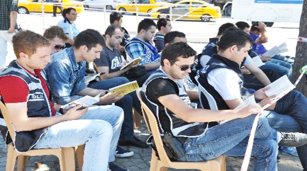'Gezi' nöbetindeki polise kitap terapisi