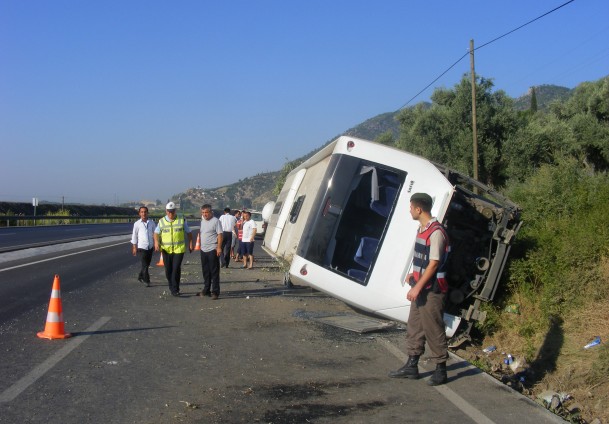 Yolcu otobüsü devrildi: 35 yaralı