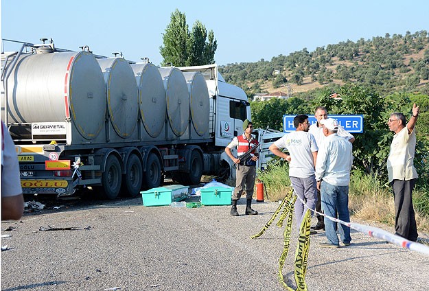 Tarım işçilerini taşıyan kamyonet ile tır çarpıştı: 15 ölü