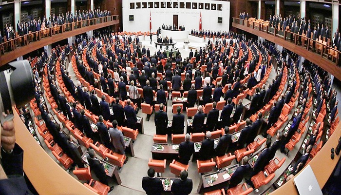 TBMM'de yeni milletvekilleri yemin ediyor