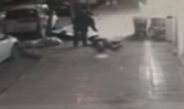 Öldü mü diye nabzına baktı, hırsını alamayıp yumruk ve tekme attı