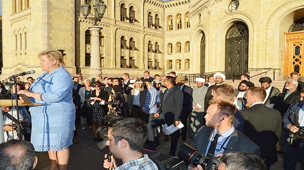 Norveç Başbakanı IŞİD protestosunda Hadis-i Şerif okudu