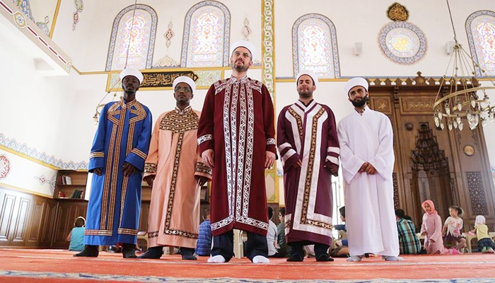 Teravihi 7 farklı imamla kılıyorlar