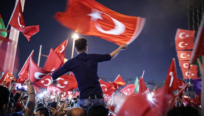 Sanatçılara darbe girişimine 'sessiz kalmayın' çağrısı