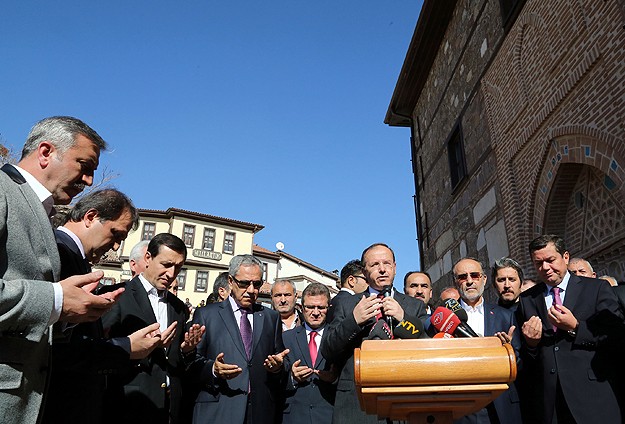 Tarihi Aslanhane Camisi ibadete açıldı
