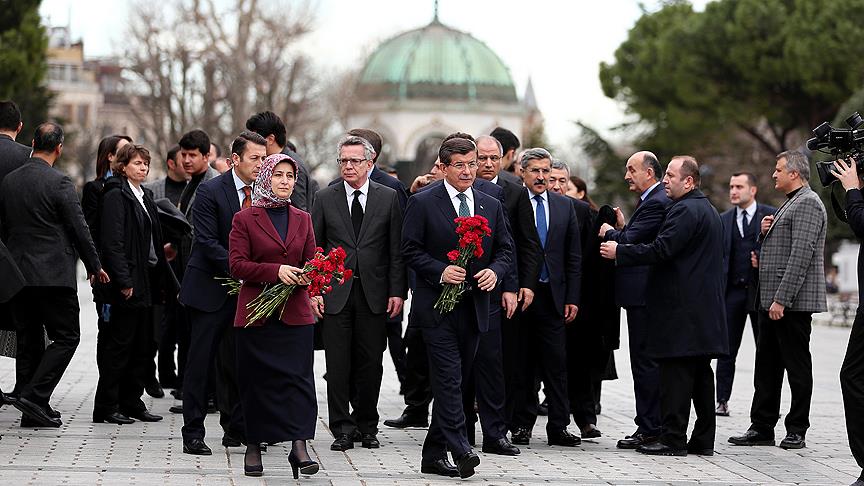 Davutoğlu saldırının gerçekleştiği yere karanfil bıraktı