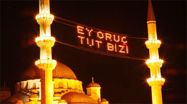 Camilerin gerdanlığı mahyalar Ramazan'a hazır