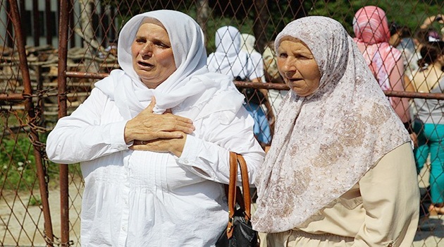 Soykırım kurbanlarının yakınları katliam yerlerini gezdi
