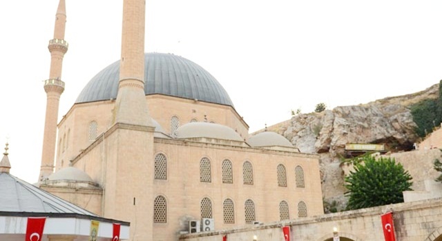 Ezan sesinden rahatsız olan kadınlar imama sözlü saldırıda bulundu