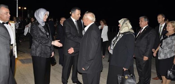 İçki servisine kızan MHP'liler salonu terk etti