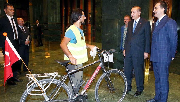 Erdoğan Demokrasi Şehitleri için pedal çeviren Şentürk'ü kabul etti