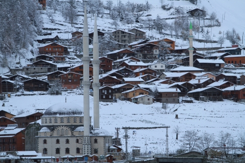 Beyaza bürünen Uzungöl doğa tutkunlarını bekliyor