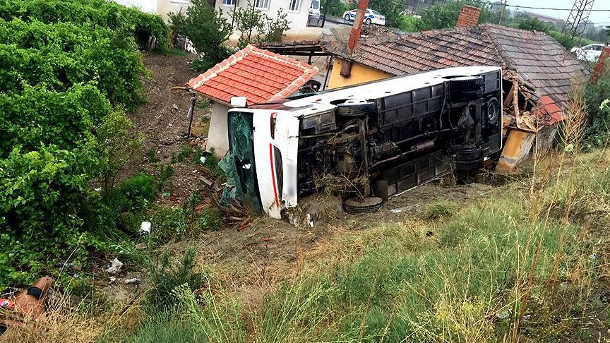 Manisa'da öğrenci servisi devrildi: 26 yaralı