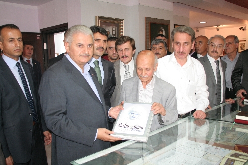 Bakan Yıldırım, Bediüzzaman sergisini gezdi