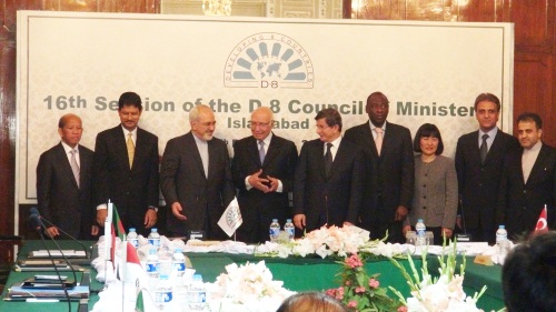 Davutoğlu, D8 zirvesi için Pakistan'da