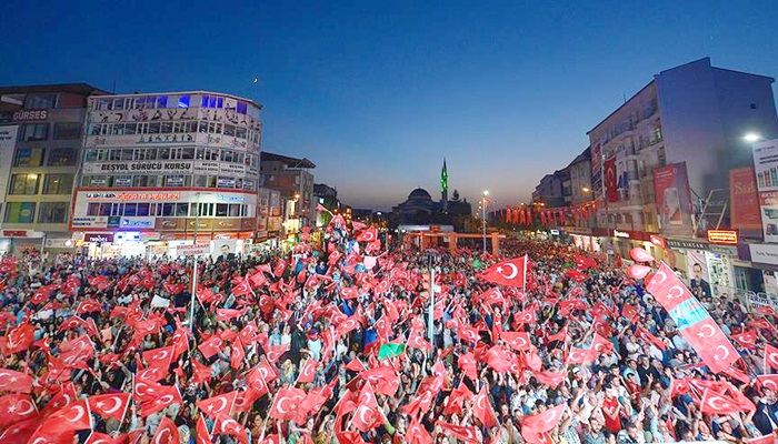 Van'da 150 bin Türk bayrağıyla 'tarihe not düşüldü'