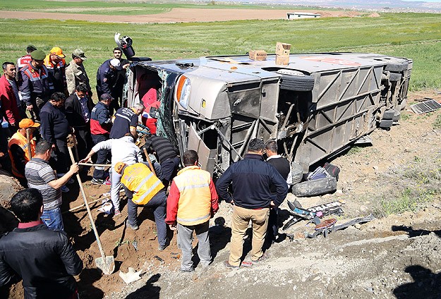 Öğrencileri taşıyan otobüs devrildi: 50 yaralı