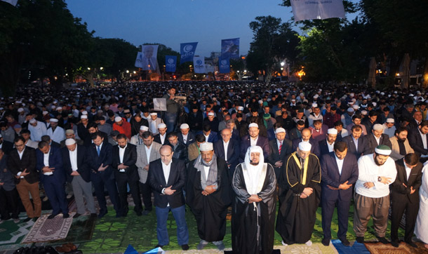 Binlerce kişi Ayasofya önünde sabah namazı kıldı