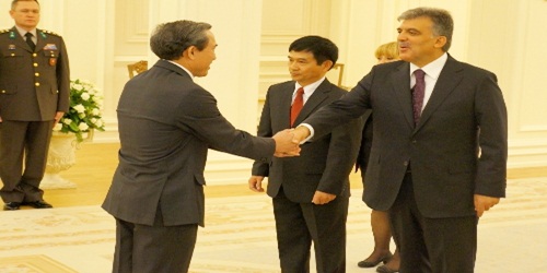 Vietnam Büyükelçisi, Cumhurbaşkanı Gül'e güven mektubu sundu