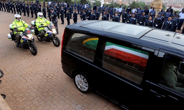 Mandela'nın naaşı defnedileceği köyüne götürülüyor