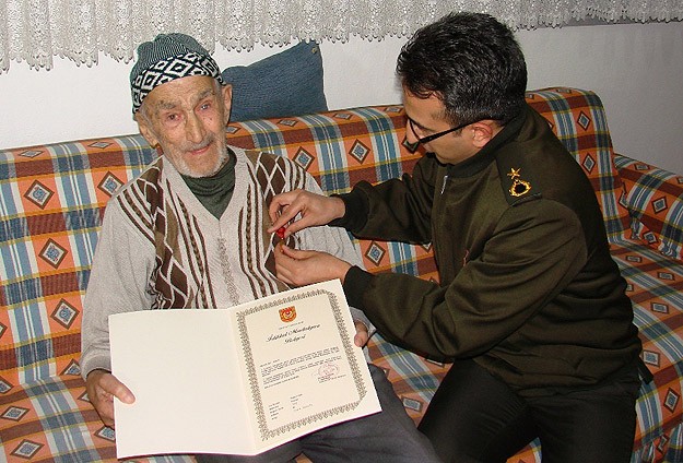 Babasının madalyasına 46 yıl sonra kavuştu