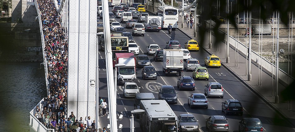 Macaristan'daki göçmenler Avusturya'ya ilerliyor