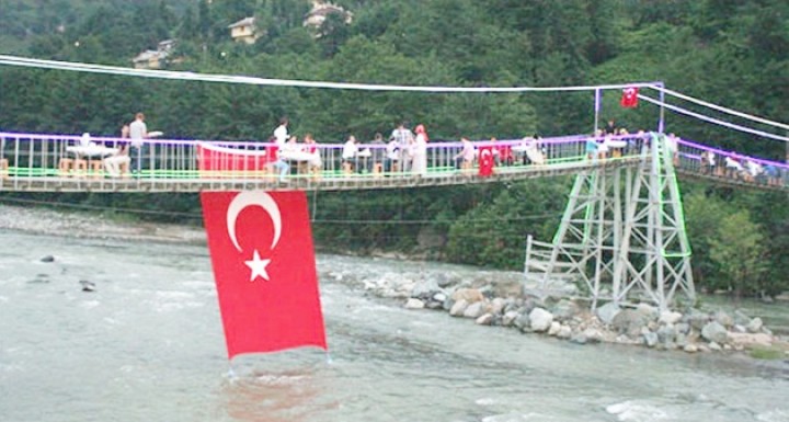 105 metrelik asma köprüde iftar