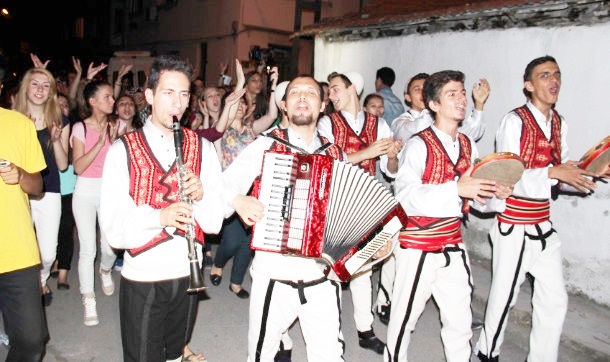 Yöresel kostümleri giyip orkestra ile oynayarak sahura kaldırdılar