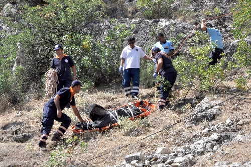 Elektrik direğinden 100 metrelik uçuruma düşen işçi hayatını kaybetti