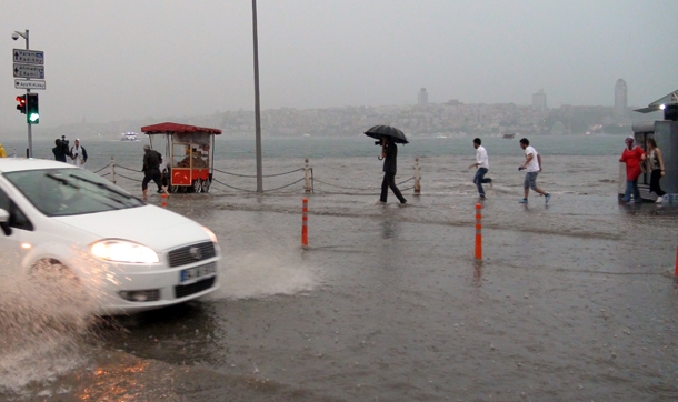Üsküdar'da deniz ile kara yine birleşti!