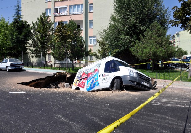 Asfalt çöktü minibüs düştü