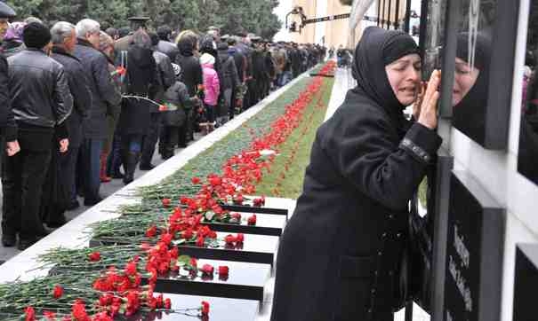 Bakü'de 20 Ocak katliamı kurbanları anıldı