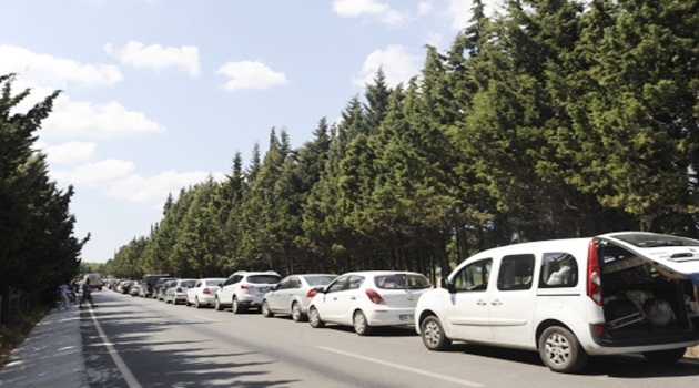 Gökçeada feribot iskelesinde kilometrelerce kuyruk oluştu