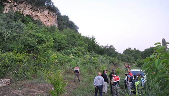 Definecilerin peşindeki asker uçuruma düştü: 1 şehit, 2 yaralı
