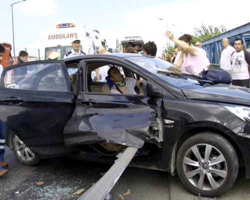 Otomobile saplanan bariyer, sürücünün bacaklarının arasından geçti