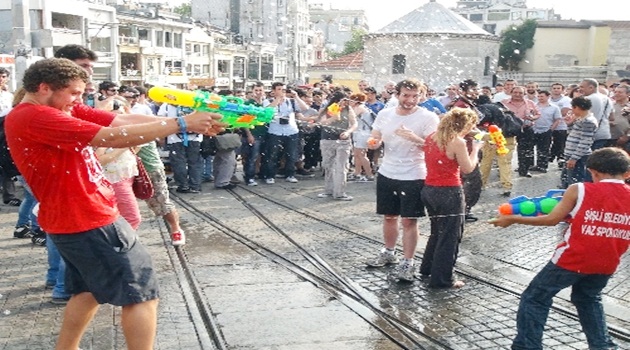 Taksim'de eğlenceli su savaşı