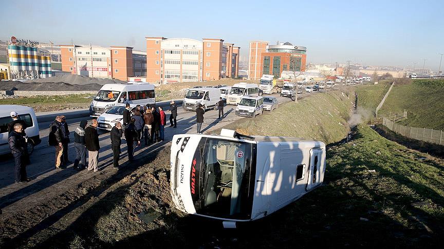 İstanbul'da servis otobüsü devrildi: 8 yaralı