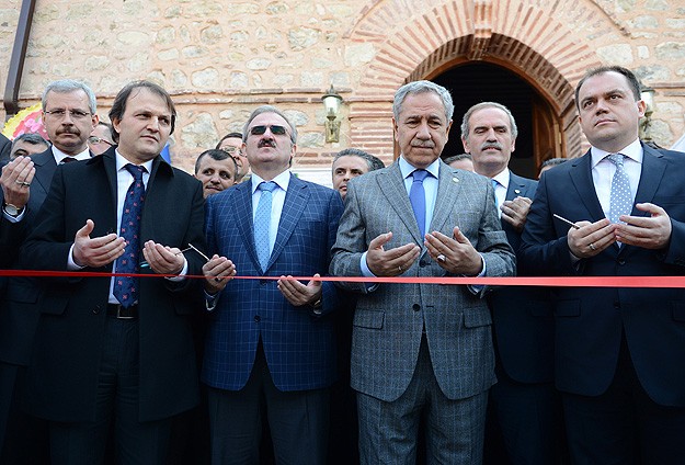 Arınç restore edilen 600 senelik camiyi açtı