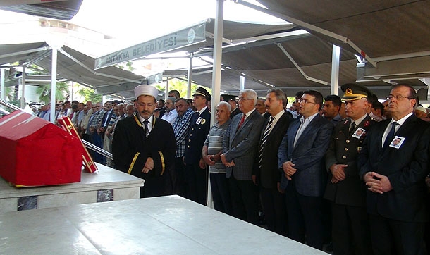 Şehit polis Yıldırım, gözyaşları arasında toprağa verildi